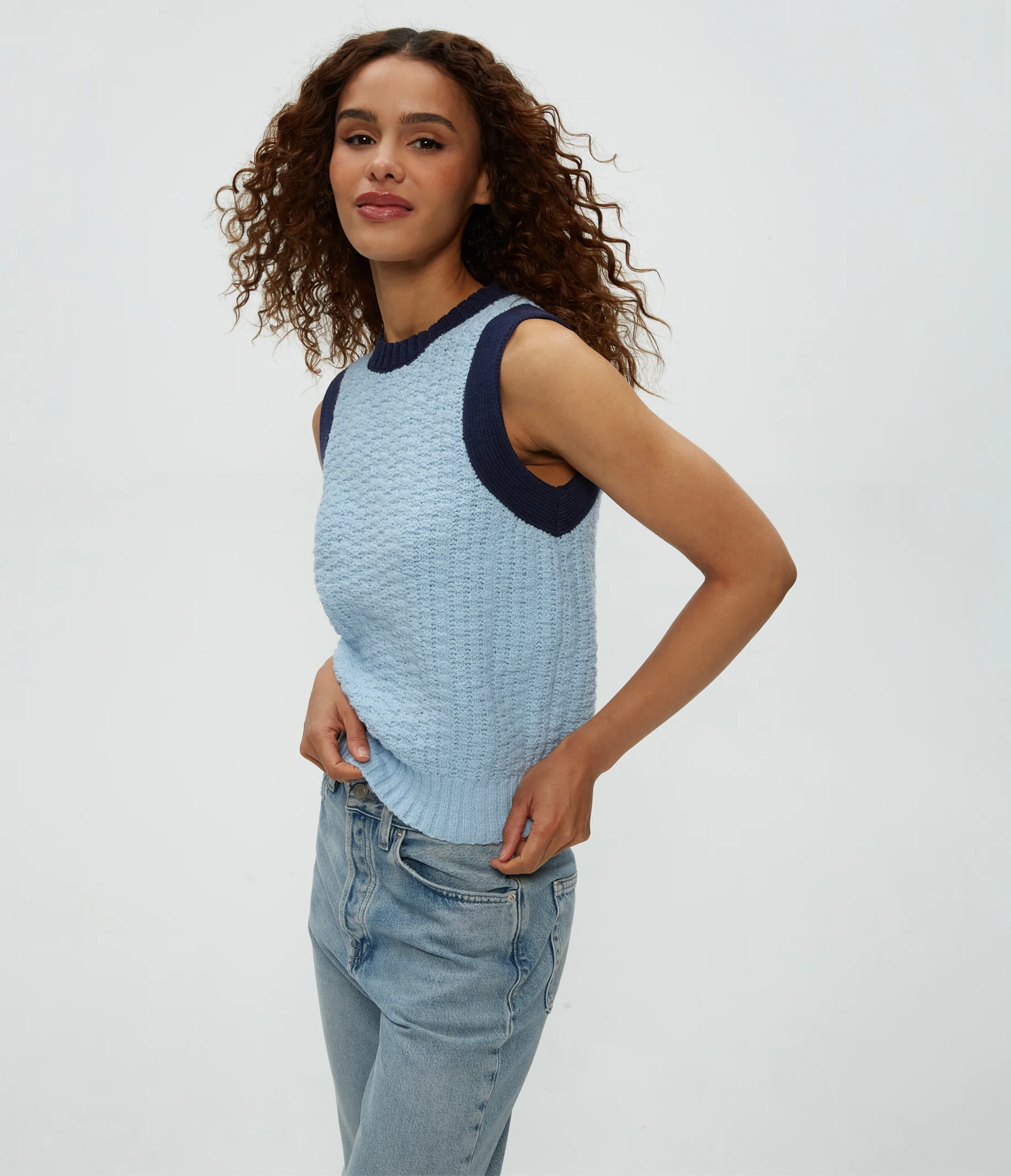 Sia Sleeveless Sweater - Image 12